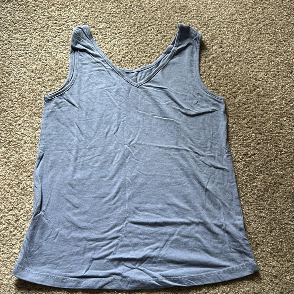 AVON V neck tank top size XS. Periwinkle